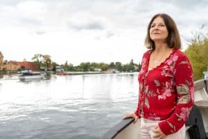 Kerstin Hack auf Boot mit Wasser im Hintergrund